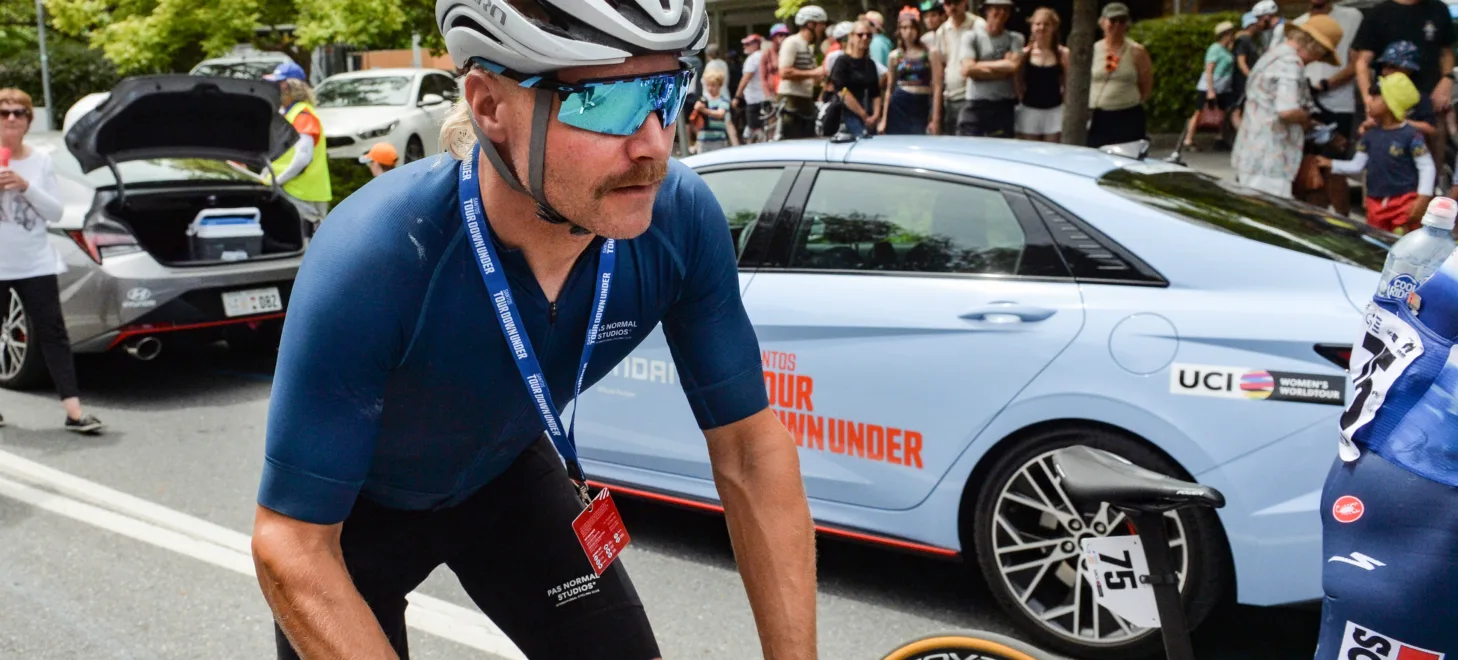 Kobrák és pitonok között: Valteri Bottas megérkezett kerékpárral Malajziából