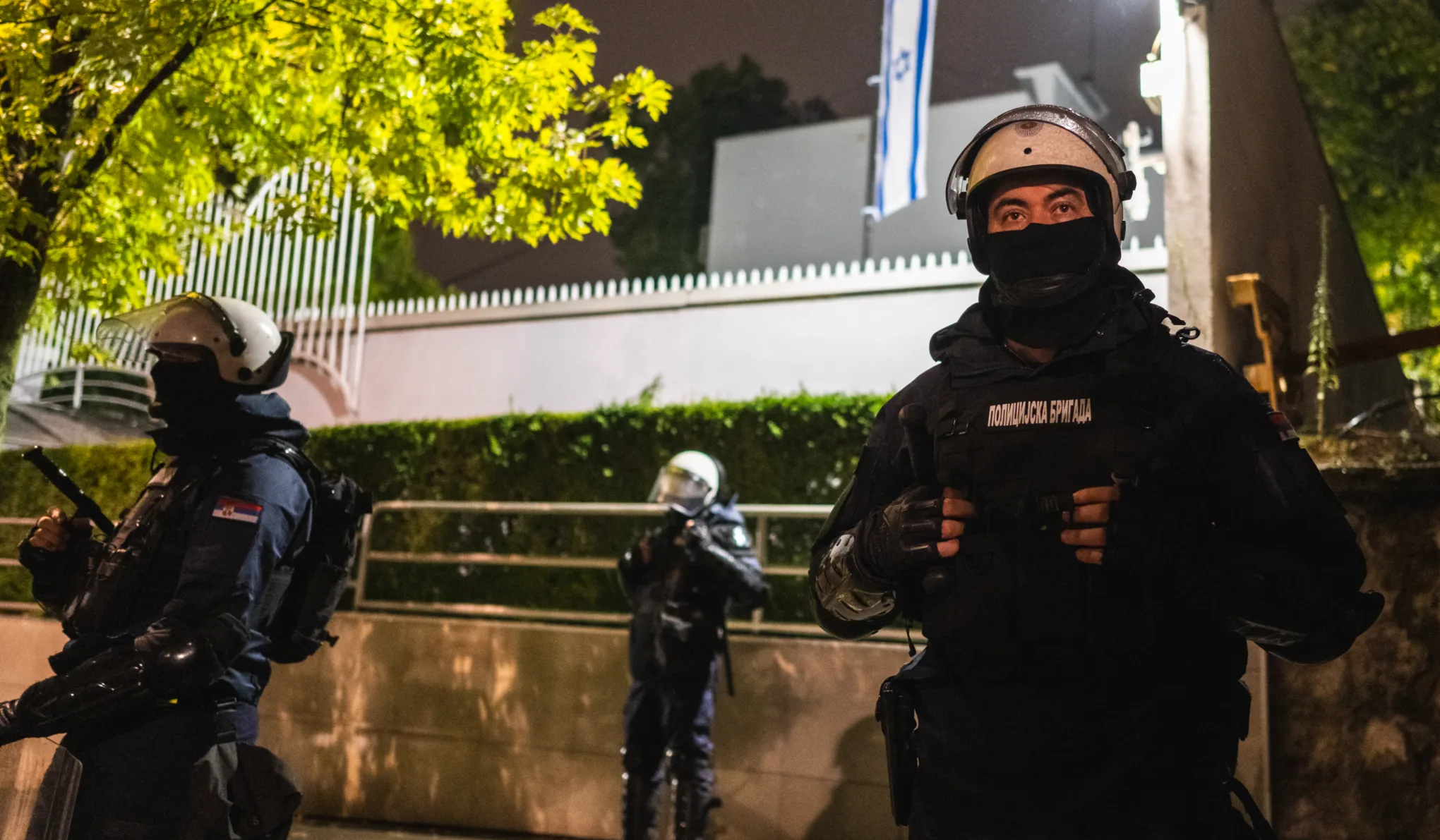 Késsel támadtak egy csendőrre az izraeli nagykövetségnél Szerbiában, az egész országban vörös fokozatúra emelték a terrorfenyegetettségi készültséget