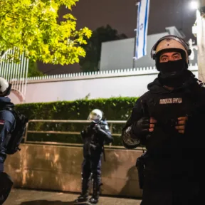 Késsel támadtak egy csendőrre az izraeli nagykövetségnél Szerbiában, az egész országban vörös fokozatúra emelték a terrorfenyegetettségi készültséget