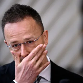 Lélegeztetőgép-biznisz: több mint 3 milliárd forintot mostak tisztára a Szijjártó-féle külüggyel üzletelő cégek