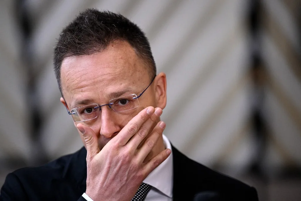 Lélegeztetőgép-biznisz: több mint 3 milliárd forintot mostak tisztára a Szijjártó-féle külüggyel üzletelő cégek