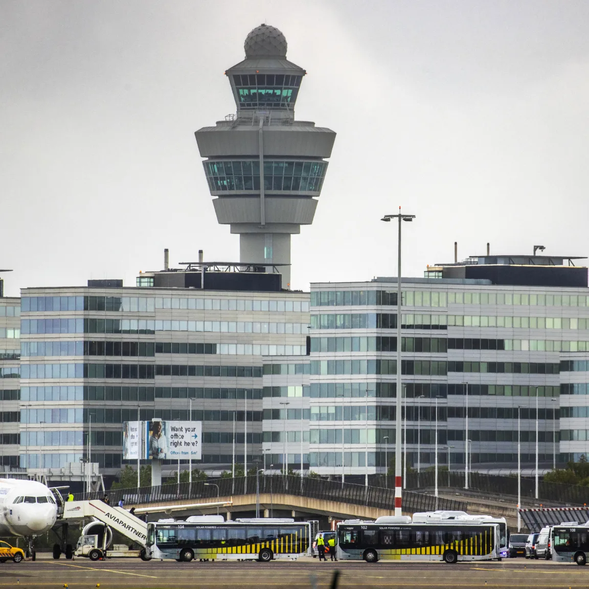 Vihar miatt több tucat járatot töröltek az amszterdami Schiphol nemzetközi repülőtéren