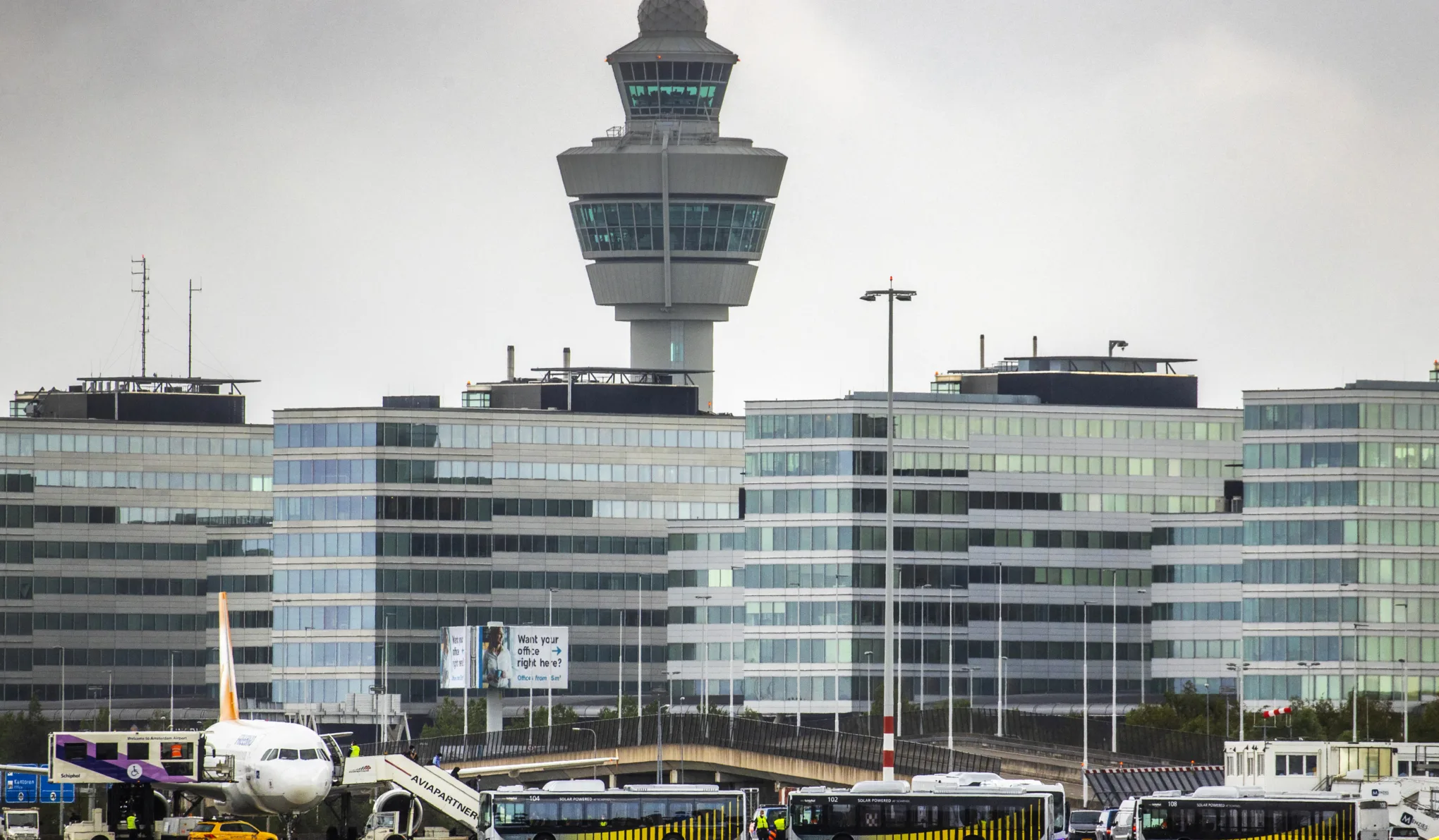 Vihar miatt több tucat járatot töröltek az amszterdami Schiphol nemzetközi repülőtéren