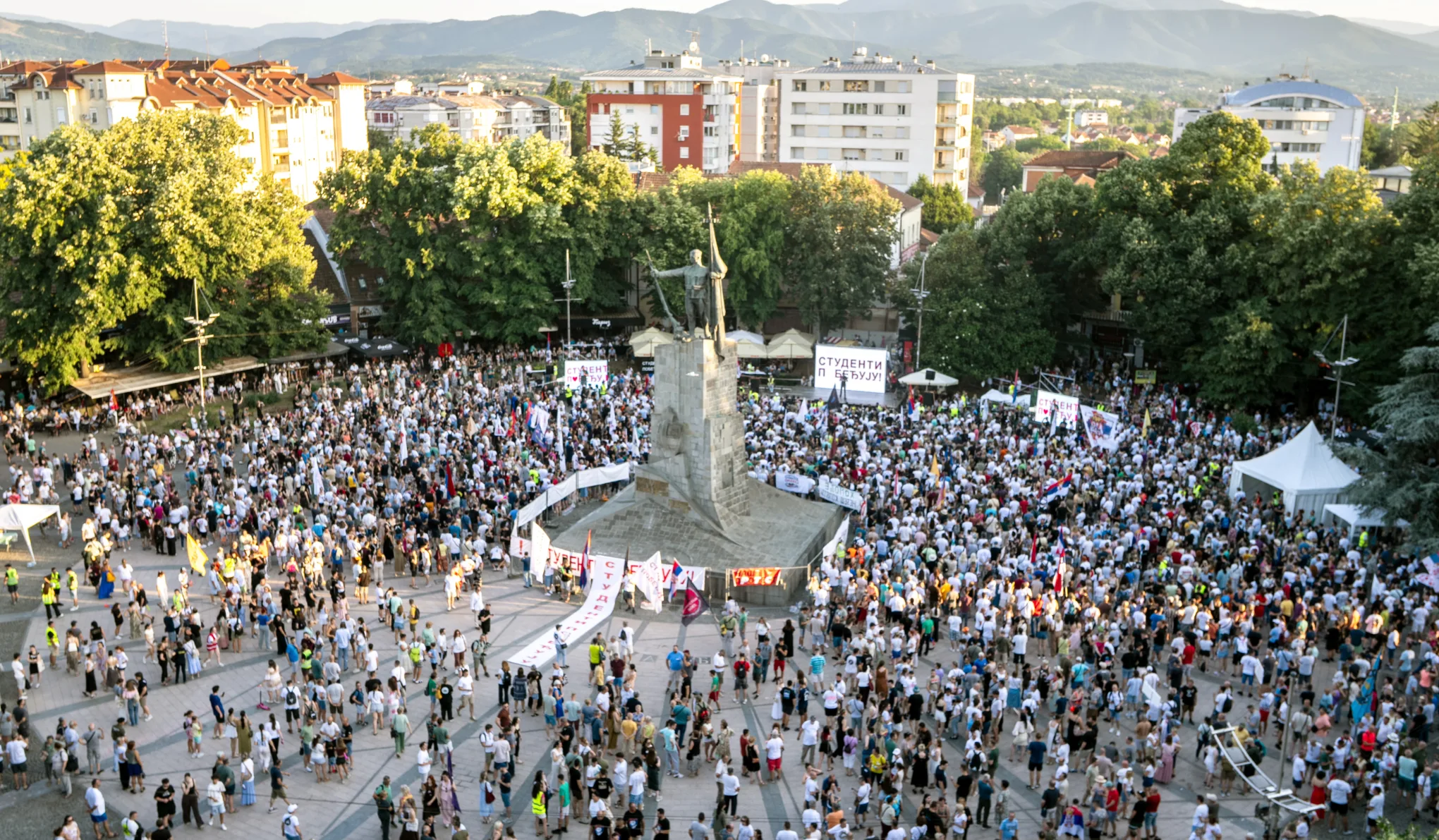 A szerb írók a diákok mellé álltak, már a könyvvásár is politikai tiltakozássá vált