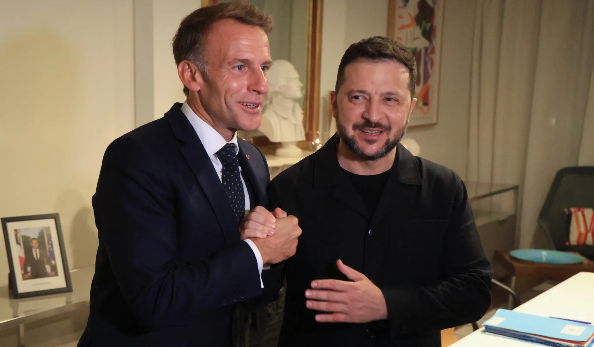 Emmanuel Macron: Európa nem hagyja magára Ukrajnát, Franciaország gyorsít a segítségnyújtáson