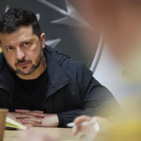 Volodimir Zelenszkij: Ukrajna akkor hagy fel az orosz olajfinomítók támadásával, ha Oroszország sem támadja az ukrán energetikai infrastruktúrát