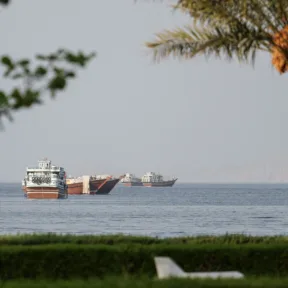 Elsüllyedt egy konténerhajó a Hormuzi-szorosban, egy másik teherhajót is találat ért