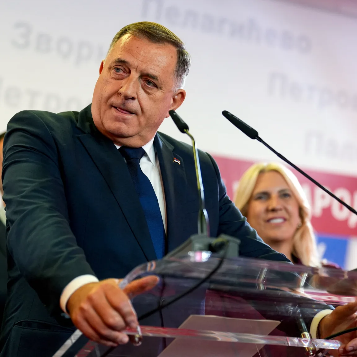 Trump legbelsőbb köreiből is dolgoztak Dodiknak, az amerikai elnök magyarázkodik