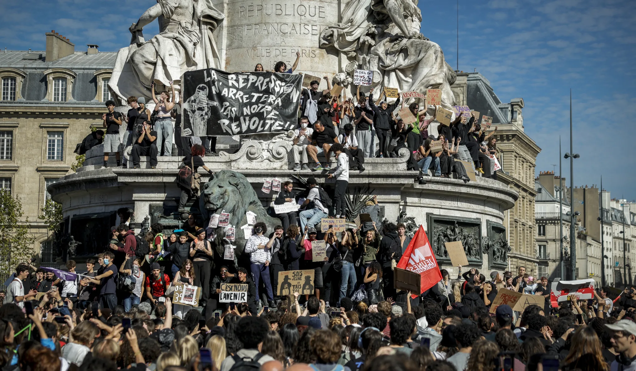 Háromezer tanárral csillapítaná a francia kormány a diákok haragját, de tovább tüntetnek