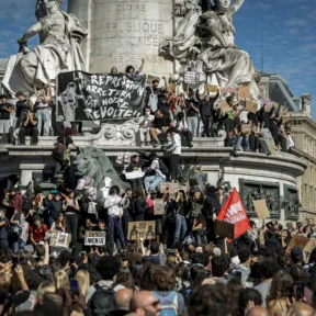 Háromezer tanárral csillapítaná a francia kormány a diákok haragját, de tovább tüntetnek