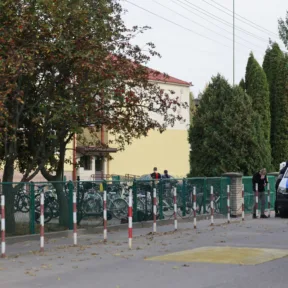 Tizenöt éves fiú késelt egy lengyelországi iskolában, a gondnok életét vesztette
