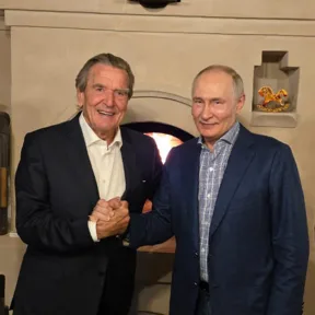 Vlagyimir Putyin születésnapján ünnepelt Gerhard Schröder, a saját pártja is elítélte