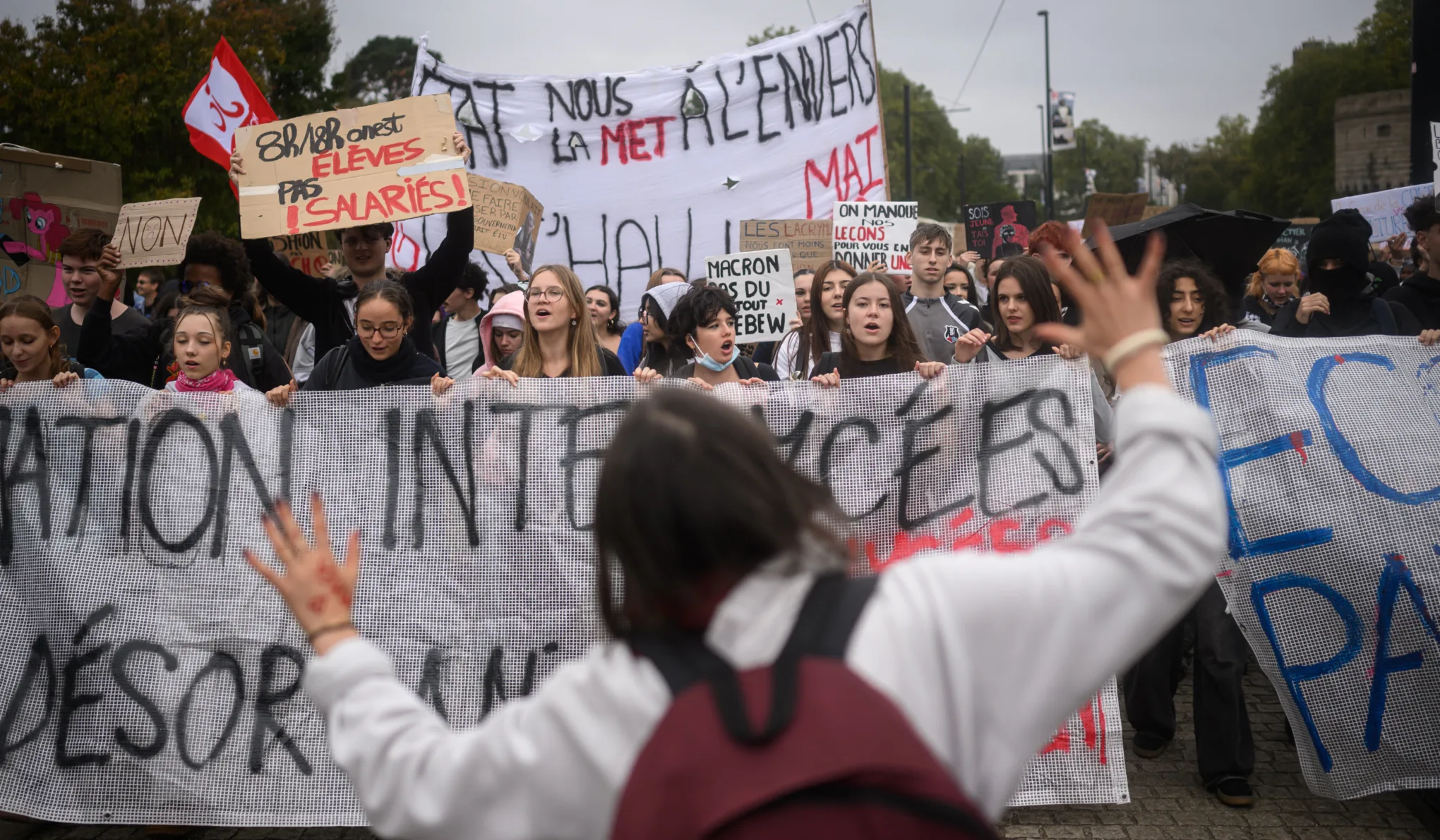 Eddig csaknem hétezer embert vettek őrizetbe a franciaországi diáktüntetéseken