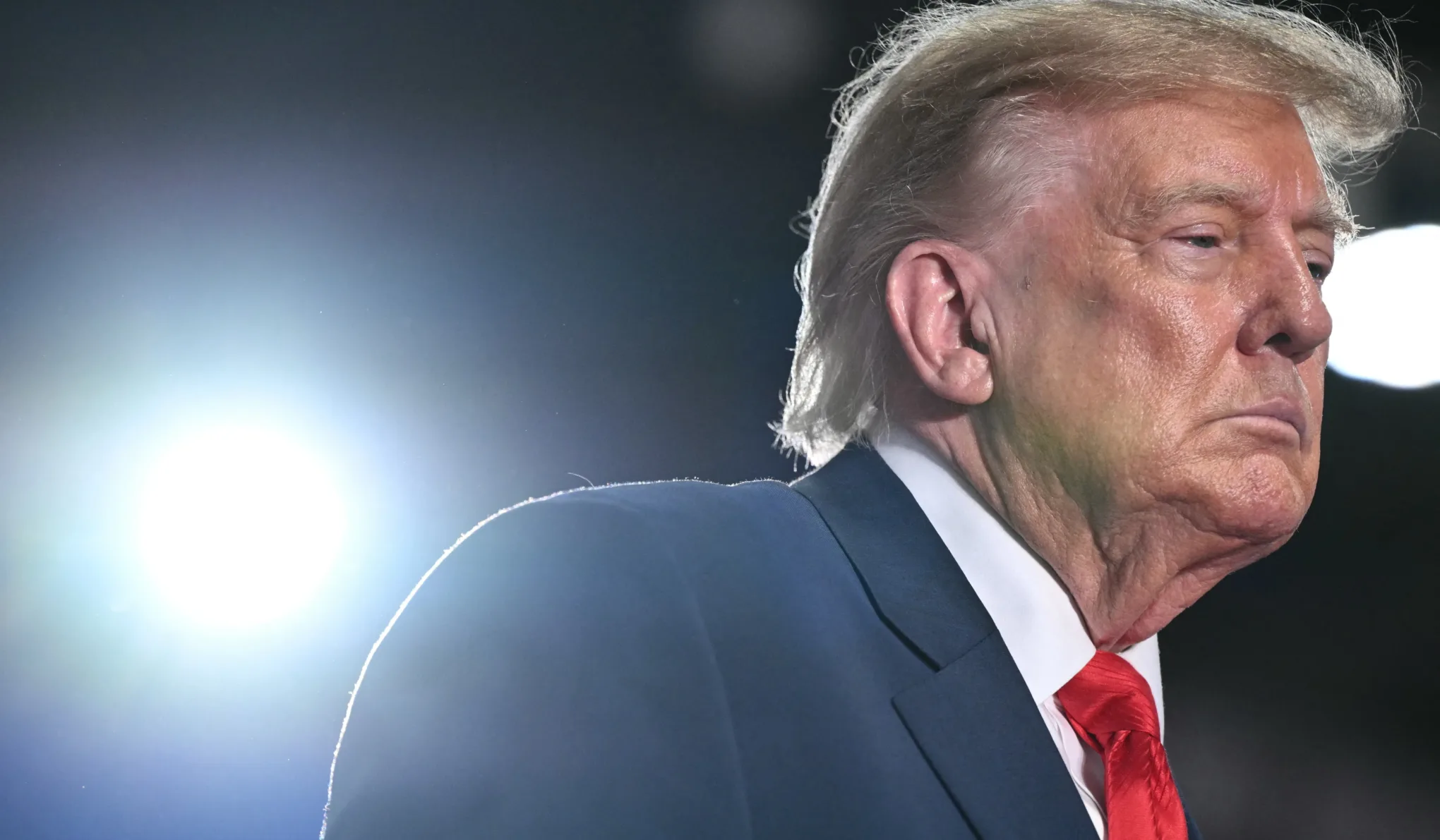 Rónay Tamás: A szorult helyzetbe került Donald Trump feladta a nem létező elveit néhány tonna gázolajért