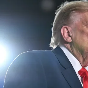 Rónay Tamás: A szorult helyzetbe került Donald Trump feladta a nem létező elveit néhány tonna gázolajért