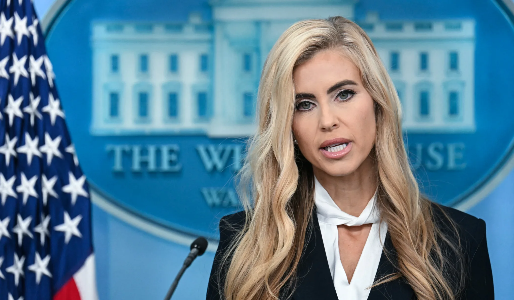 Botrányosra sikeredett Trump új szóvivőjének a bemutatkozása
