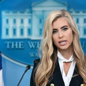 Botrányosra sikeredett Trump új szóvivőjének a bemutatkozása