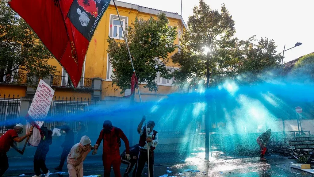 Albániában felgyújtották az oktatási minisztérium épületét, egyre hevesebbek a diáktüntetések