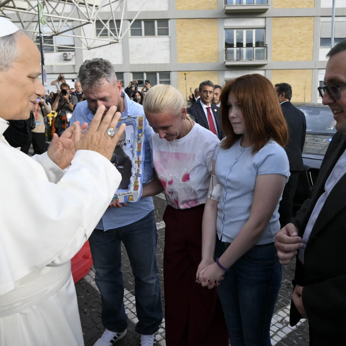 Tapsvihar közepette hagyta el a kórházat XIV. Leó pápa, vasárnap már a hívekkel imádkozik