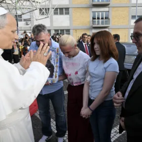Tapsvihar közepette hagyta el a kórházat XIV. Leó pápa, vasárnap már a hívekkel imádkozik
