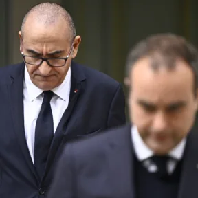 A francia kormány elismerte, hogy súlyos hibákat vétett, túl kevés rendőrt vezényeltek az utcára a zavargások idején