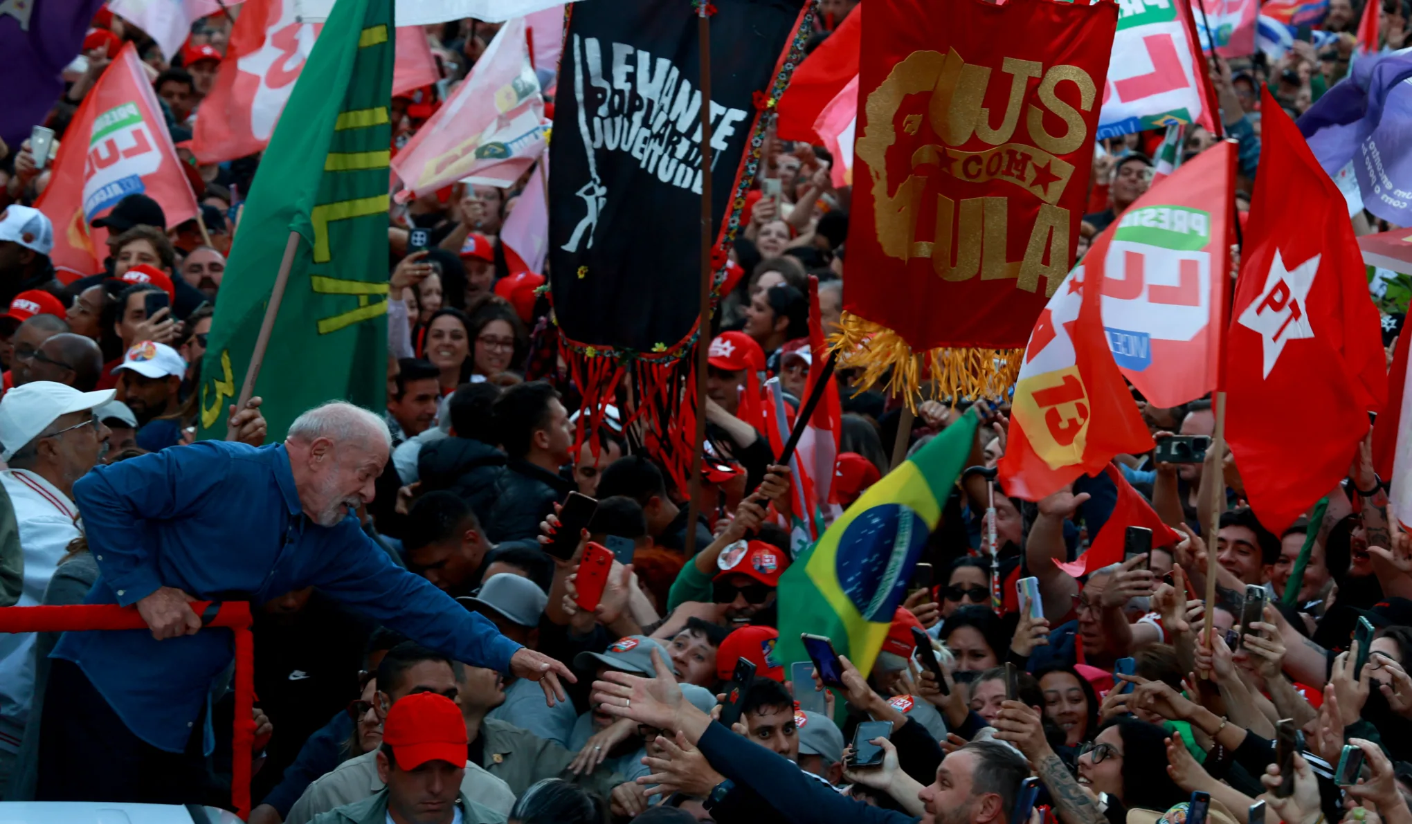 Bolsonaro fia vezet, de Lula még megfordíthatja a brazil elnökválasztást