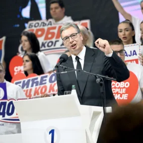 Gyengülő alapok és választási osztogatás: a szerb gazdasági csoda árnyoldalai
