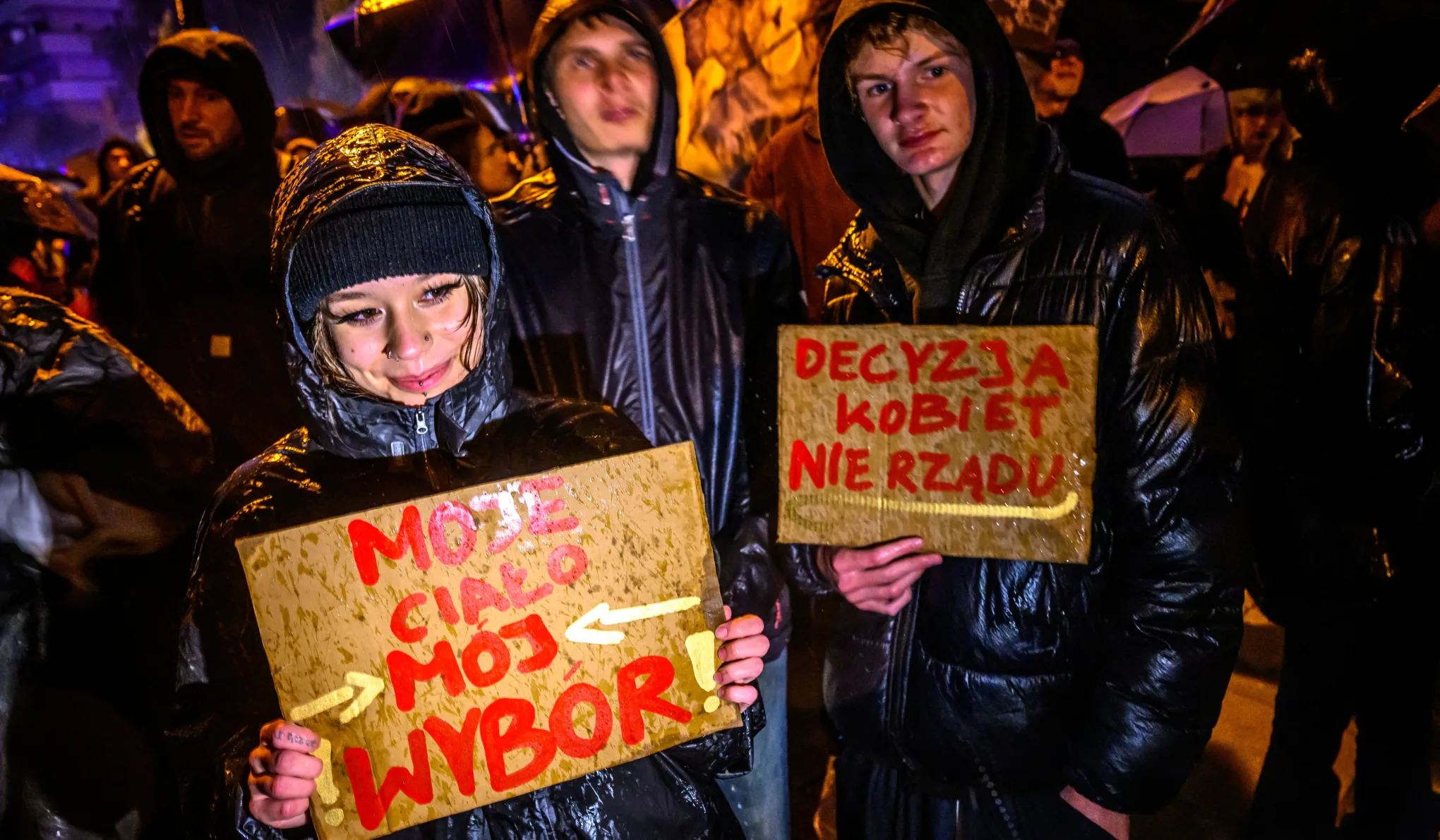 Piros lapot mutattak a lengyel nők a Tusk-kormánynak