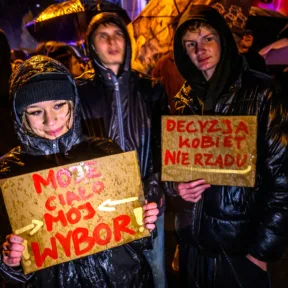 Piros lapot mutattak a lengyel nők a Tusk-kormánynak