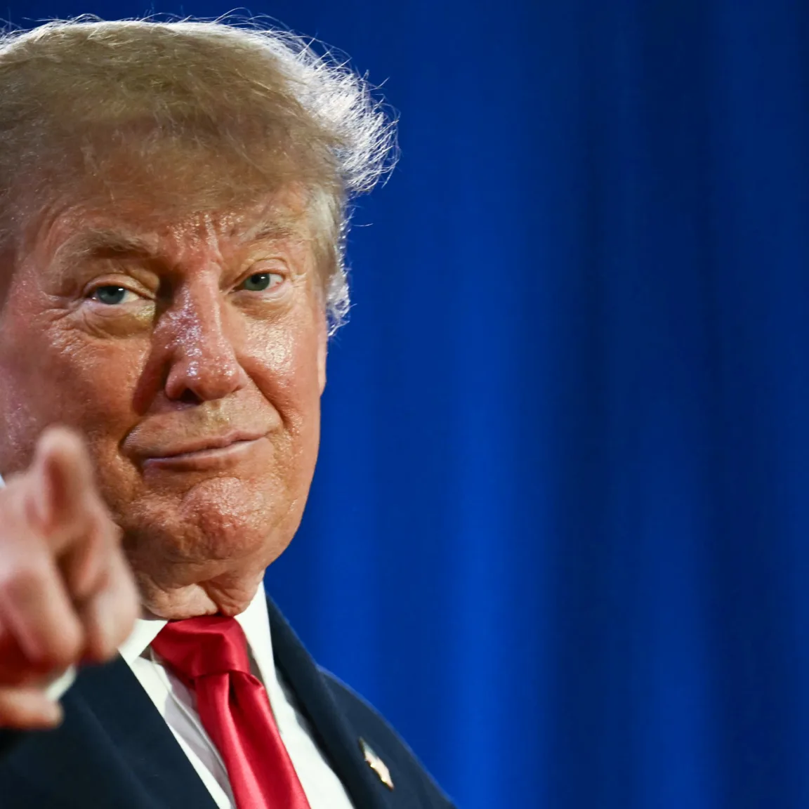 Eskü alatt kell vallania Donald Trumpnak a BBC elleni tízmilliárd dolláros perében