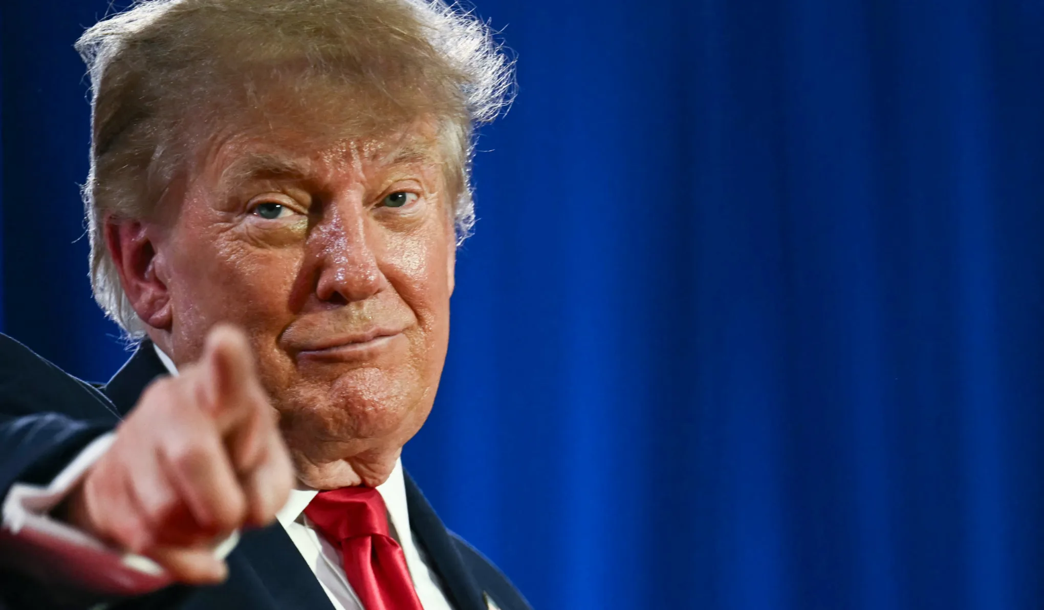 Eskü alatt kell vallania Donald Trumpnak a BBC elleni tízmilliárd dolláros perében