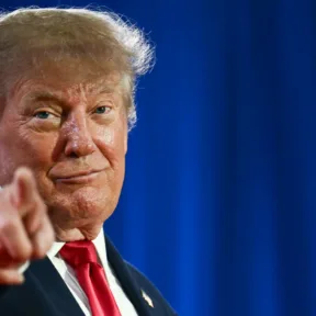 Eskü alatt kell vallania Donald Trumpnak a BBC elleni tízmilliárd dolláros perében