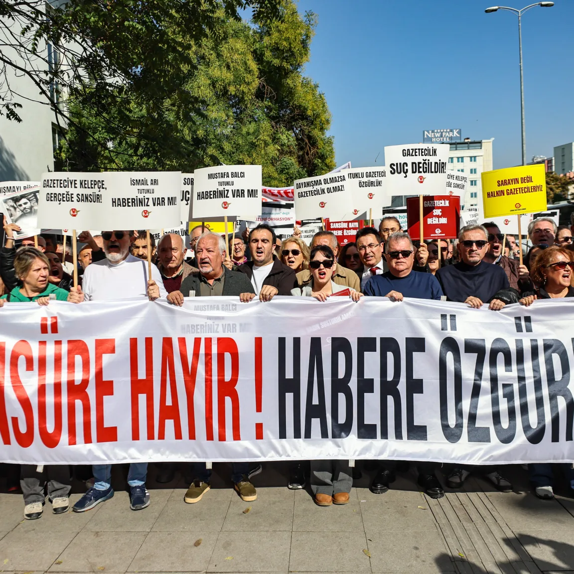 Több török városban tüntettek a sajtószabadság védelmében