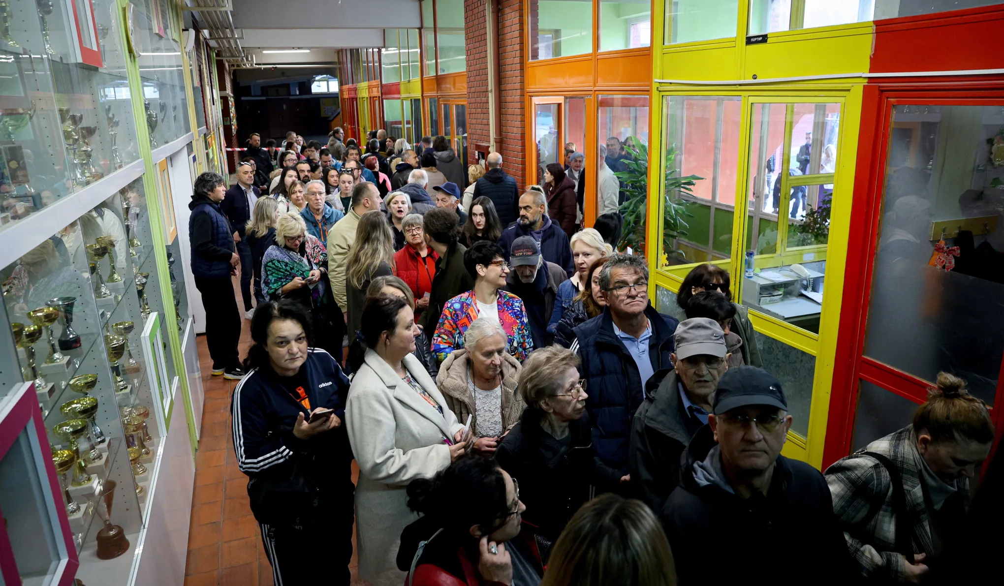 Nem megy a mozgósítás Vučić-rezsim fellegváraiban, erőszakos incidensek kísérik az előrehozott parlamenti választást