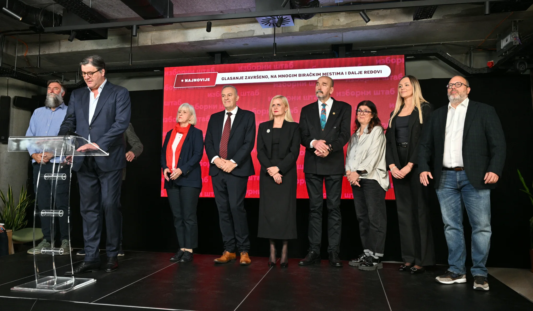 A diákok által támogatott ellenzék nyerte Szerbiában az előrehozott parlamenti választást, Aleksandar Vučić elismerte, hogy vesztett