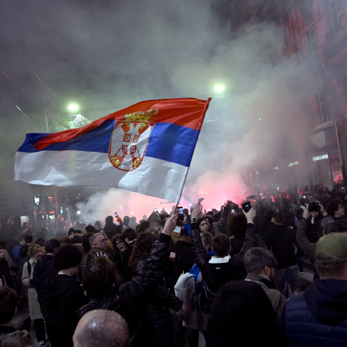 Megbukott a Vučić-rezsim, kitört a népünnepély Belgrád utcáin