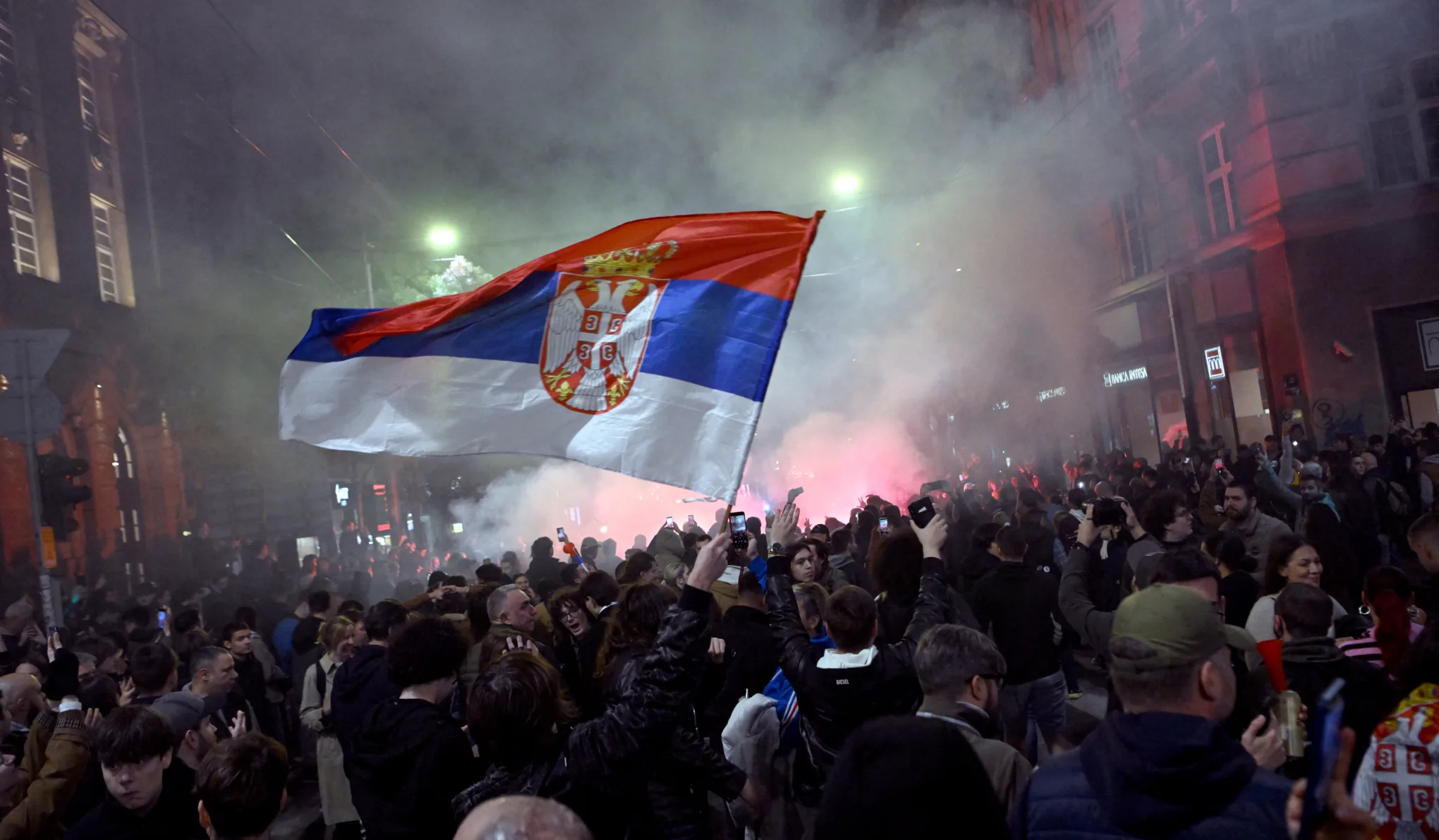 Megbukott a Vučić-rezsim, kitört a népünnepély Belgrád utcáin