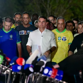 Villámgyorsan le is léphetett Brazíliából Flávio Bolsonaro, miközben már külföldi kampányfinanszírozás gyanújával vizsgálódnak ellene