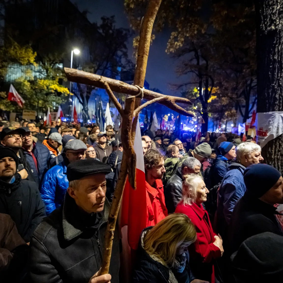 Pattanásig feszült a varsói alkotmánybírósági válság, rohamrendőrök lepték el az épületet