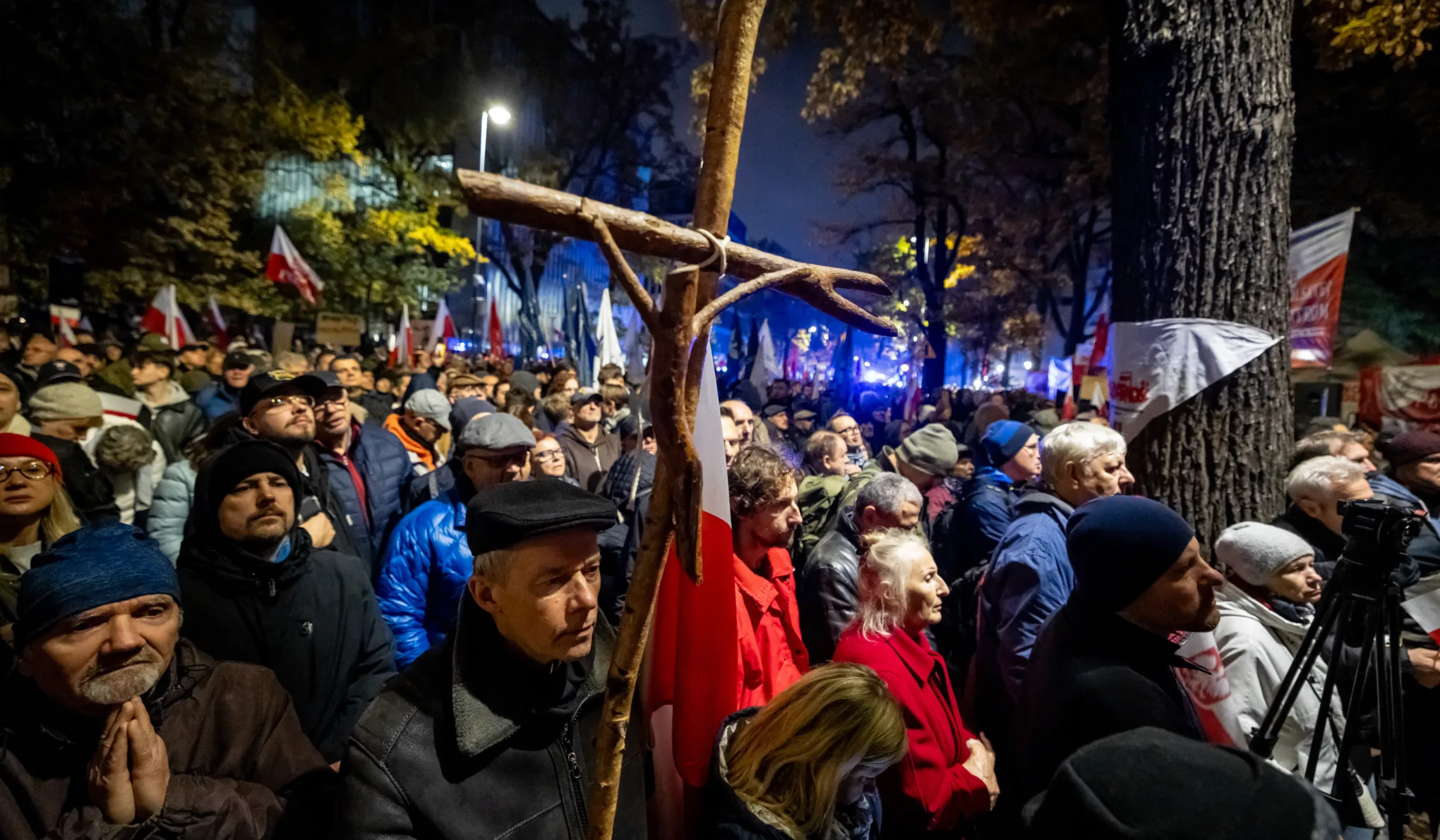 Pattanásig feszült a varsói alkotmánybírósági válság, rohamrendőrök lepték el az épületet