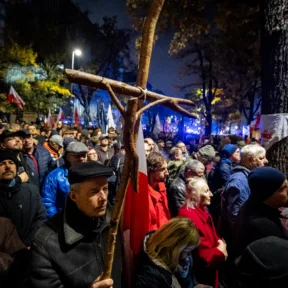 Pattanásig feszült a varsói alkotmánybírósági válság, rohamrendőrök lepték el az épületet