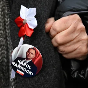 Összetűzésekig fajult a varsói alkotmánybírósági válság, Karol Nawrocki elnök erőszakkal nyomult be az épületbe