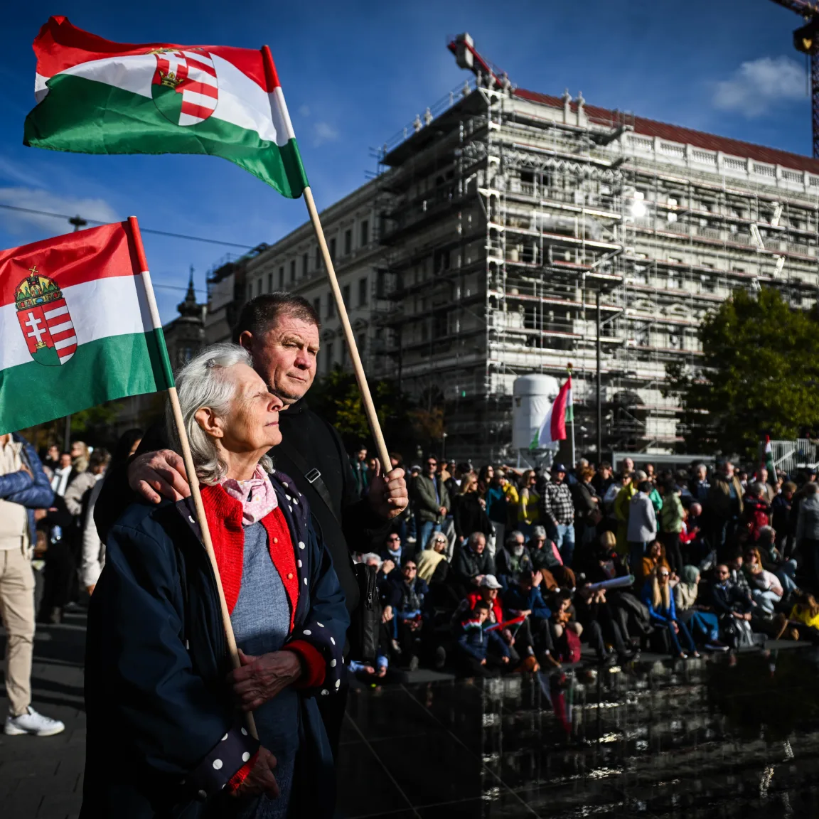„Már eljutottak Orbán Viktorig” – Horváth Lóránt, az ukrán pénzszállítók ügyvédje a Kossuth téren október 23-án