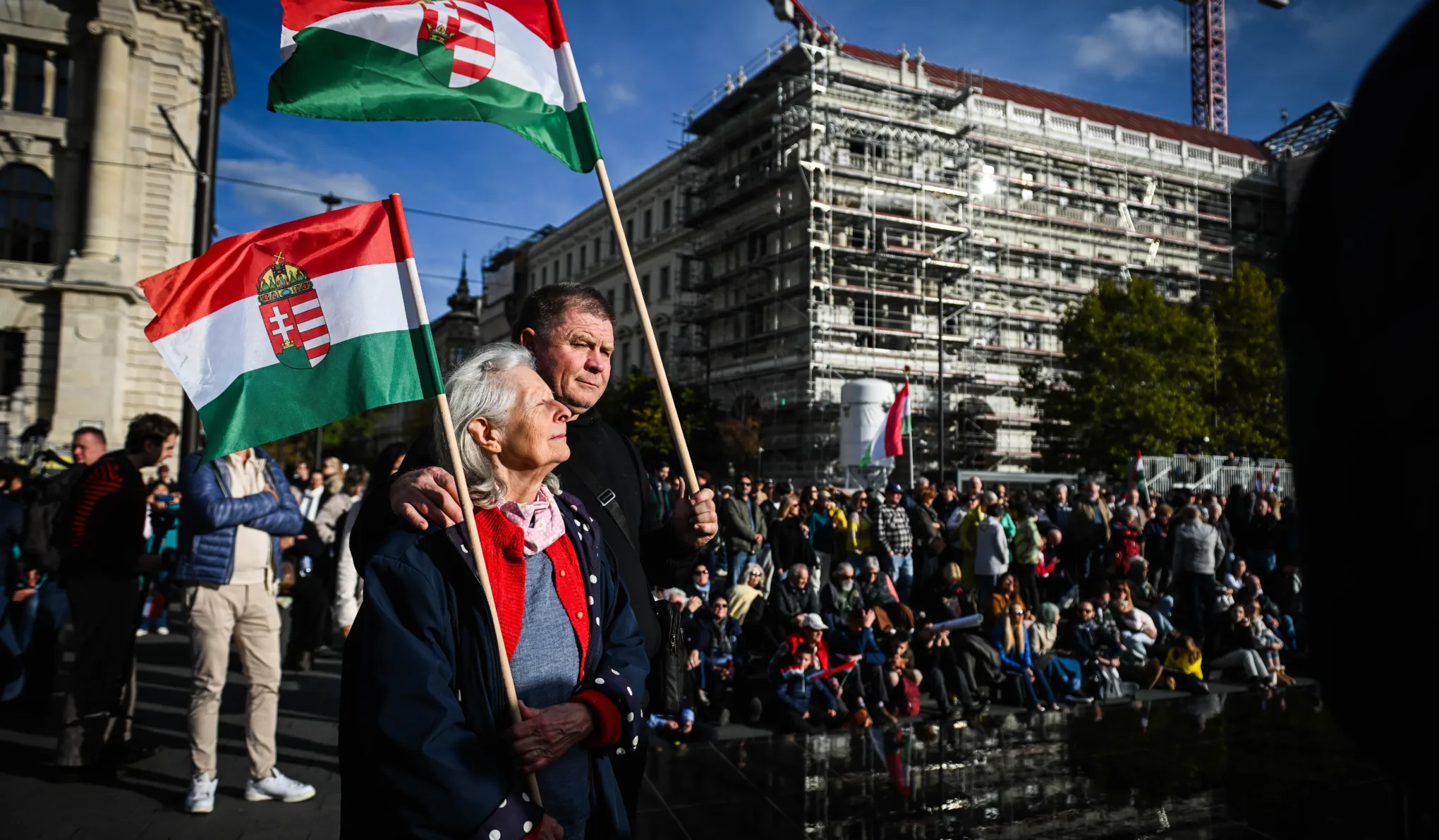 „Már eljutottak Orbán Viktorig” – Horváth Lóránt, az ukrán pénzszállítók ügyvédje a Kossuth téren október 23-án