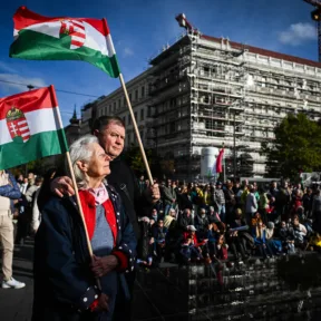 „Már eljutottak Orbán Viktorig” – Horváth Lóránt, az ukrán pénzszállítók ügyvédje a Kossuth téren október 23-án