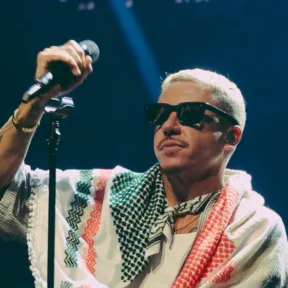 „Köszönjük Ed Sheerannek, hogy megszervezte a turnénkat” – Macklemore és a Kneecap telt házas koncertet adott Palesztináért Dublinban