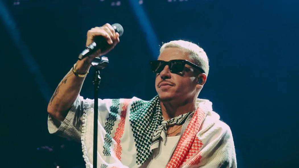 „Köszönjük Ed Sheerannek, hogy megszervezte a turnénkat” – Macklemore és a Kneecap telt házas koncertet adott Palesztináért Dublinban