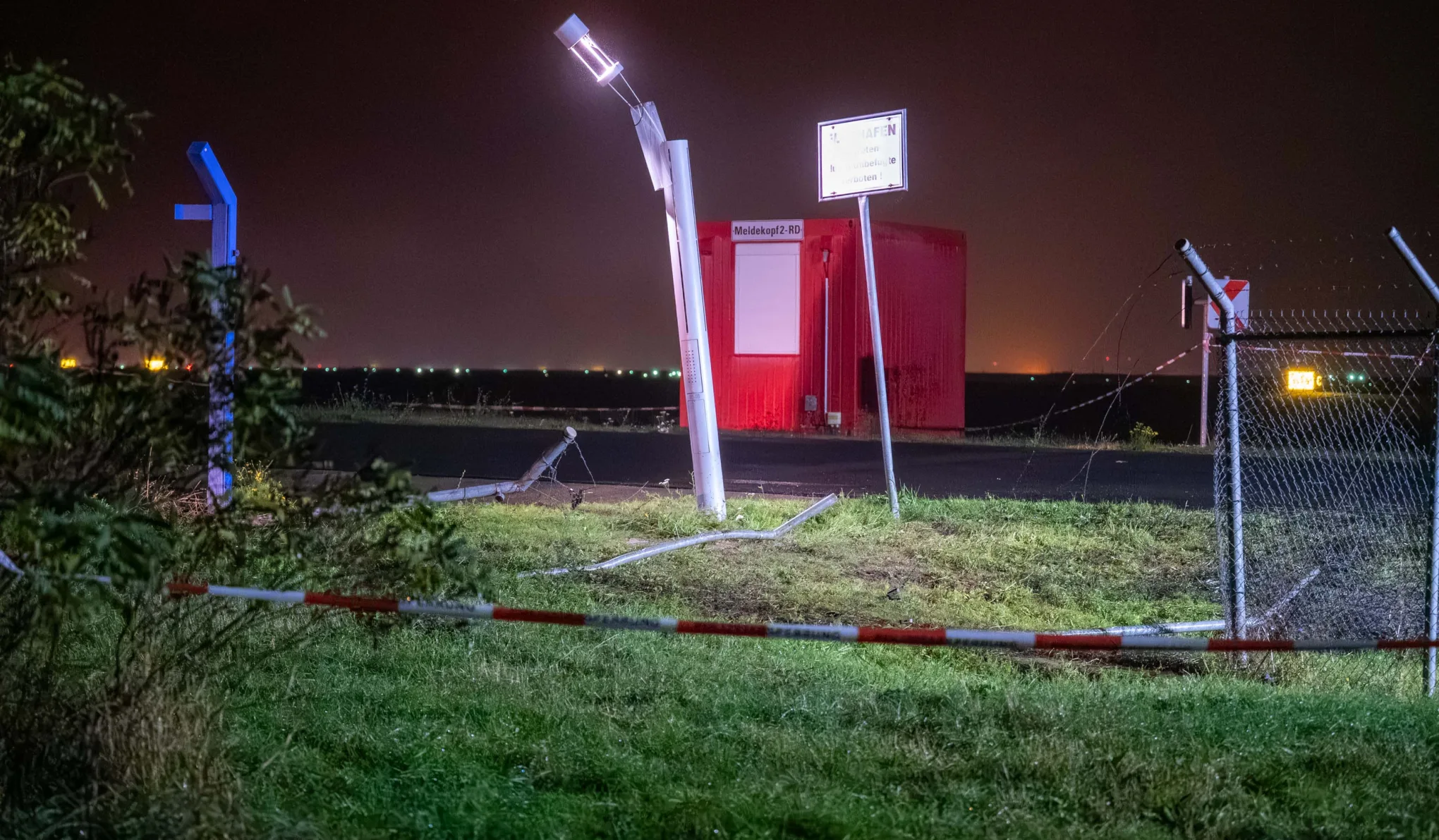 Méretes lyukat fedeztek fel a lipcsei repülőtér biztonsági kerítésén