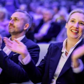 Kisiklatja Alice Weidel karrierjét a svájci pénzbotrány? Újra napirenden a titkos utalások