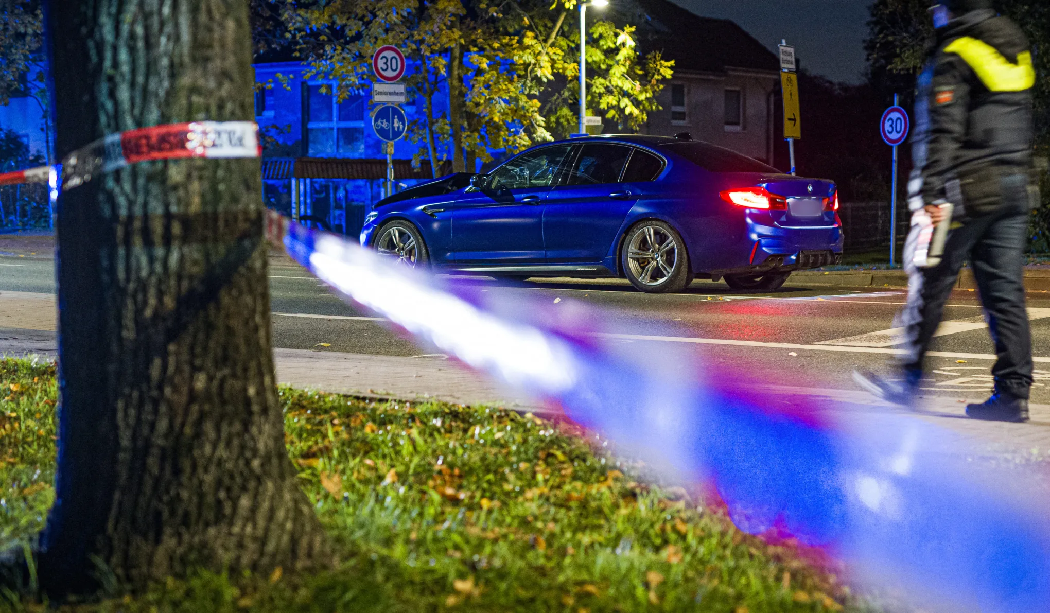 Többen megsérültek, amikor egy BMW szándékosan gázolni kezdett egy Hannover melletti városban